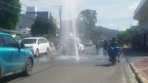 Director de CORAMON con equipo técnico resuelven fuga de agua