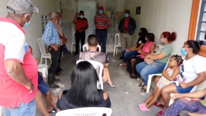 Director de CORAMON se re&uacute;ne con residentes de los barros Dos